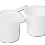 Gobelet gradué avec couvercle attaché