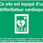Panneau DAE - Ce site est équipé d'un défibrillateur